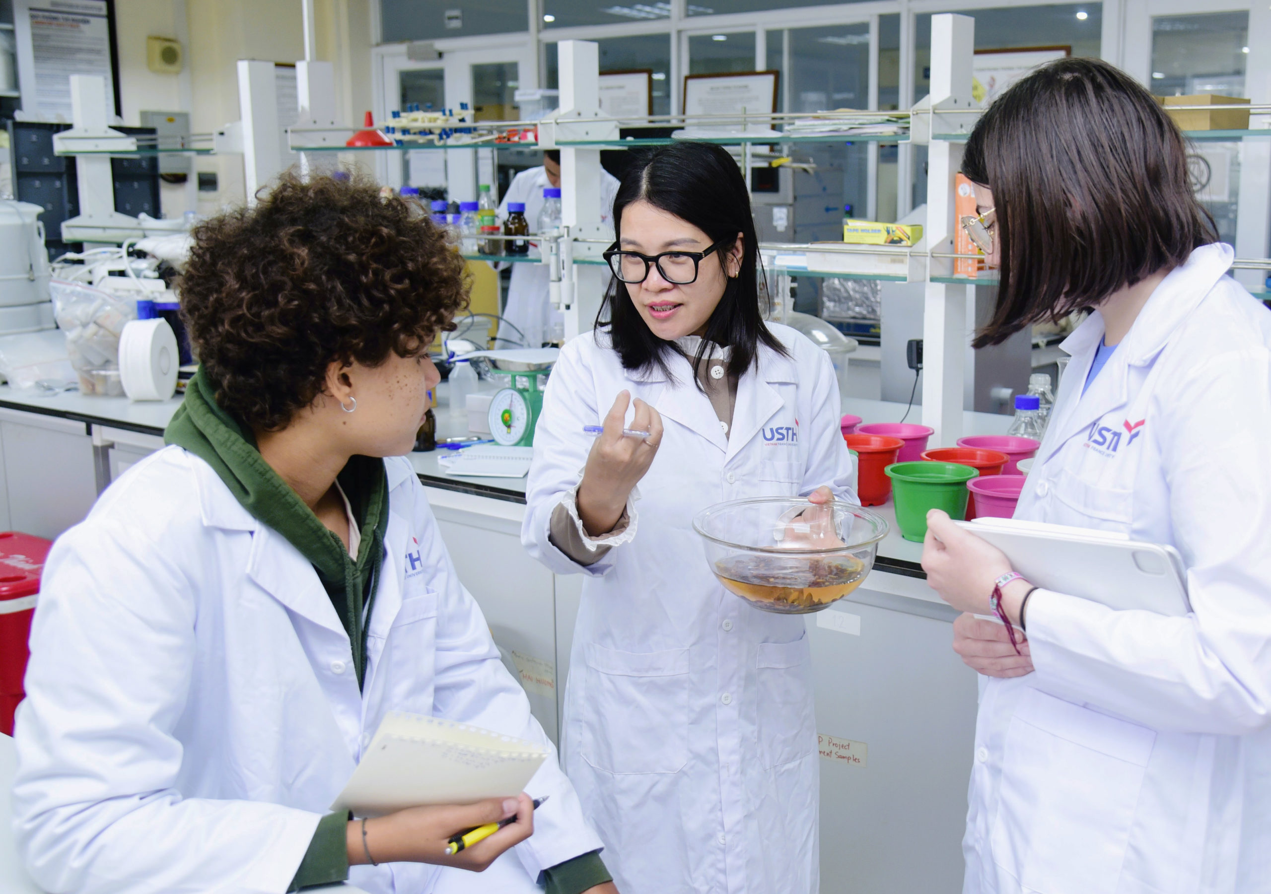 Học tốt tổ hợp Toán - Sinh chọn ngành nào tại USTH?